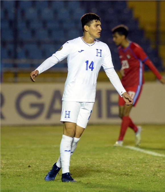 El delantero hondureño Nayrobi Vargas se lamenta tras no poder marcar contra Panamá.