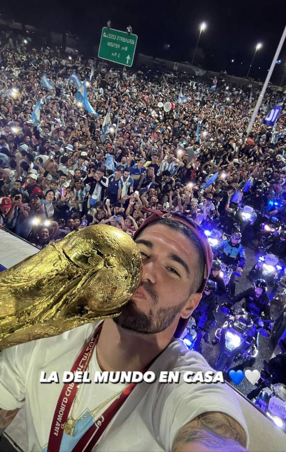 El beso de Rodrigo de Paul a la Copa del Mundo en el autobús.