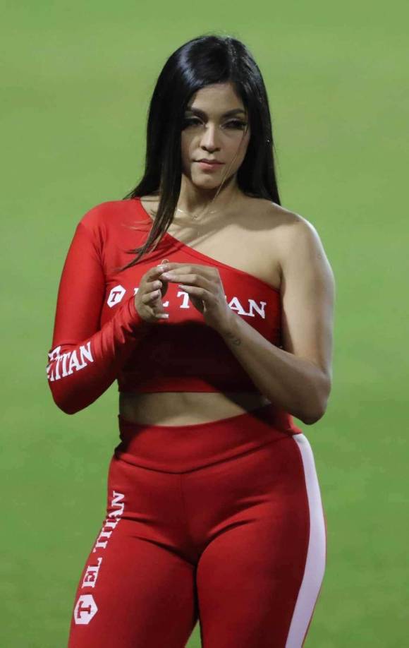 Sexys edecanes fueron sensación en la cancha del estadio Nacional Chelato Uclés como parte de los patrocinadores del partido de despedida de ‘Rambo‘ de León.
