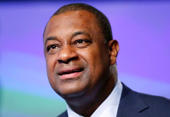 Jeffrey Webb, en la mira por nuevas extravagancias