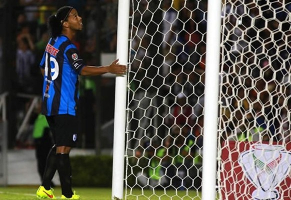 Video: Ronaldinho falla un penal en su debut con el Querétaro