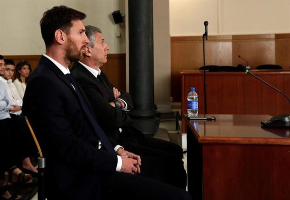 La fiscal exime a Messi de fraude fiscal pero culpa al padre
