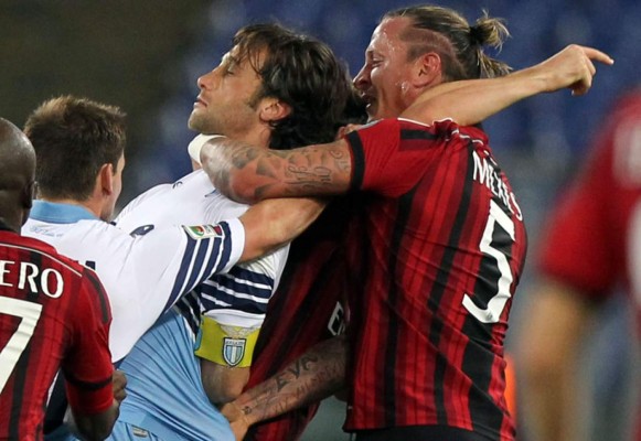 Mexes sancionado con cuatro partidos por agarrar del cuello a Mauri
