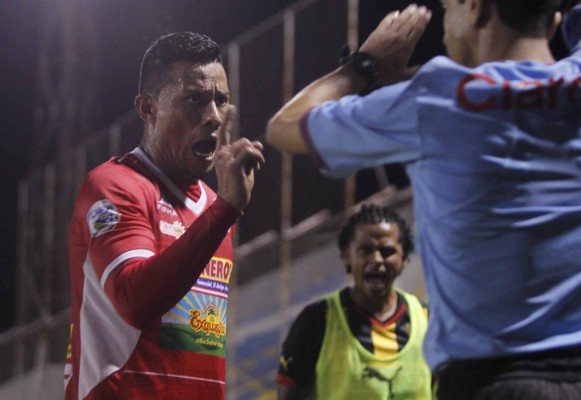 Marco Vega: 'No pueden salirnos con esa chabacanada'