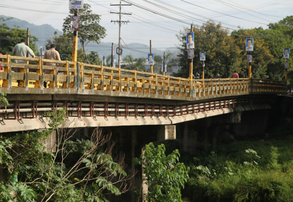 Por lluvias inhabilitan dos meses puente cerca de Expocentro