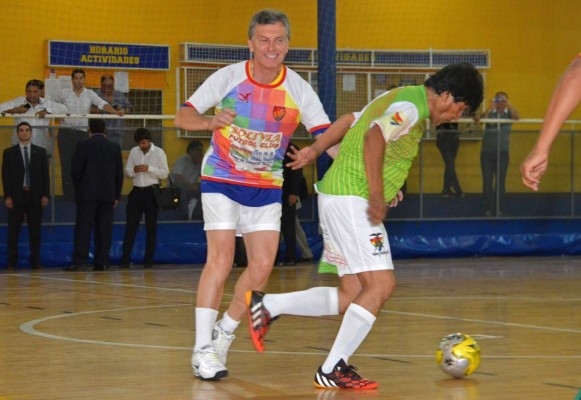 Macri juega al fútbol con Evo Morales
