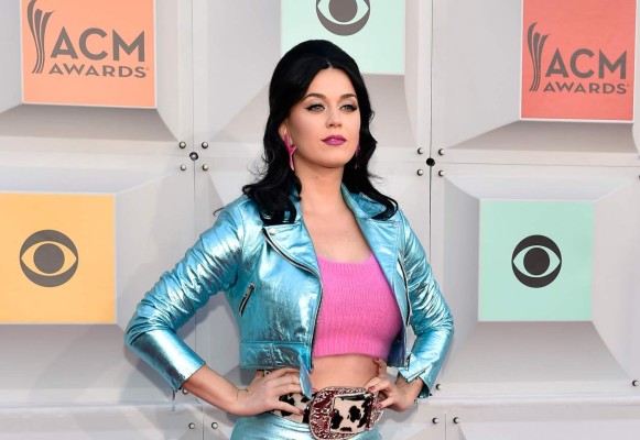 Katy Perry se luce como vaquerita  