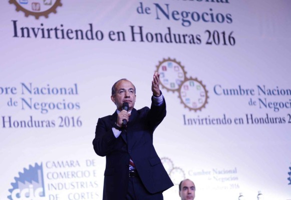 'Hay que apostarle a los chavos, invertir en ellos”: Felipe Calderón