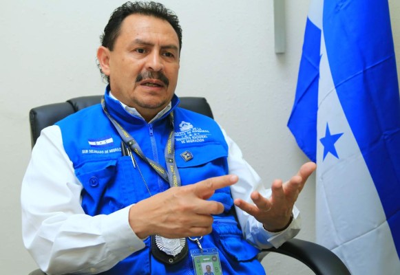 'Hasta cinco niños al día pierden vuelos por falta de papeles'