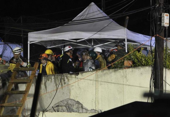 Rescatistas 'cerca' de salvar niña que lleva tres días atrapada tras terremoto