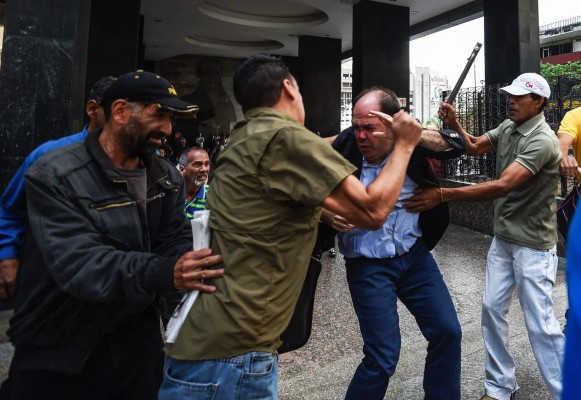 Estalla violencia en Venezuela por el revocatorio