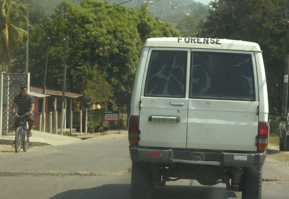 Exhuman cadáveres de dos jóvenes