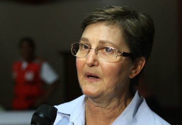 Granos básicos y ropa se colectan en el primer día de maratón para los migrantes