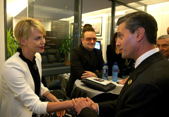 Bono y Charlize Theron en el funeral de Nelson Mandela