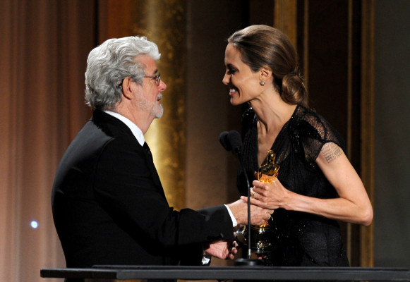 Angelina Jolie recibe Oscar por labor humanitaria