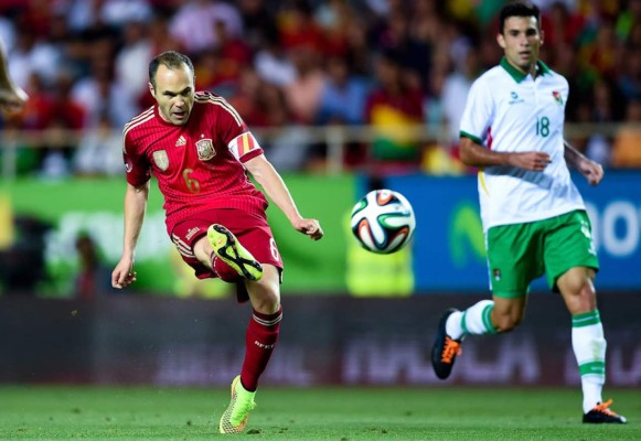 Árbitro le pide la camiseta a Iniesta al final del partido