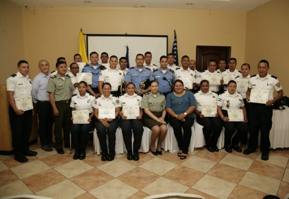 Agentes de Colombia y EUA certifican la Policía turística
