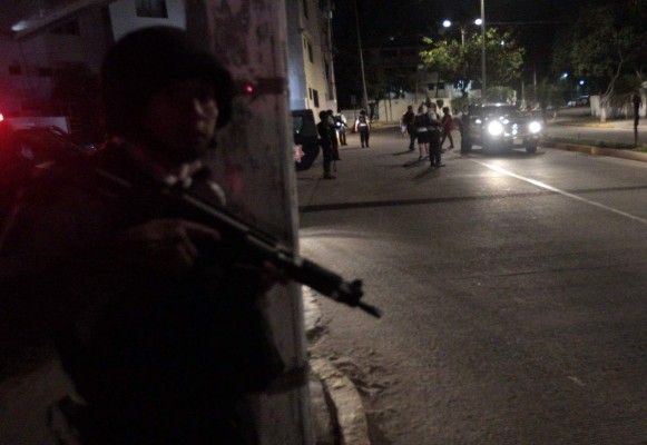 Balacera entre narcos y policías aterra en Acapulco