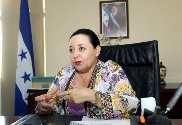 Citan a empleados del hospital por bebés en cajas