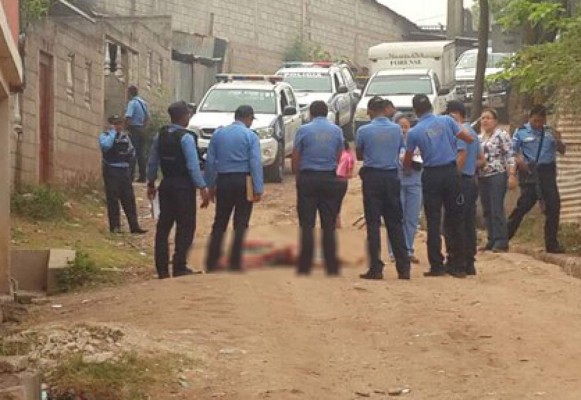 Sicarios sacan a mujer de su casa y la ultiman a balazos