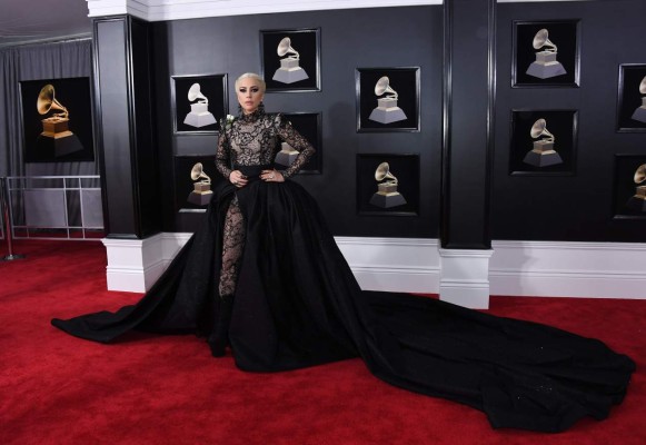 Lady Gaga volvió a su look extravagante en los Grammy