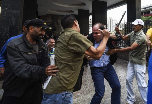Bloquean ingreso de opositores a sede electoral venezolana  