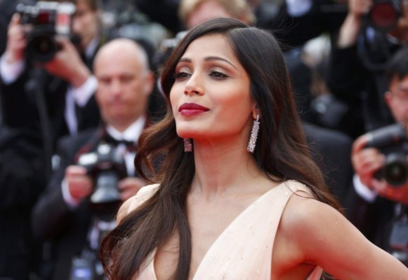 A Freida Pinto también la han manoseado