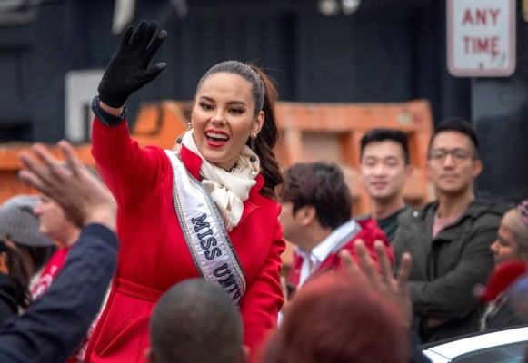 Catriona Gray dice adiós a Miss Universo con un desfile navideño en Atlanta