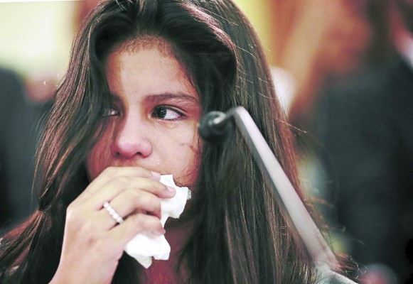 Niña hondureña relata su historia como migrante ante senadores