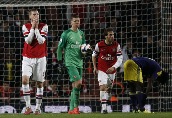 Arsenal deja escapar el triunfo por un autogol en el final