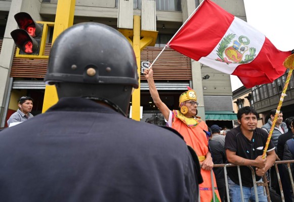 People protest against members of the Peruvian Congress, in Lima on September 30, 2019 as President Martin Vizcarra launches an ultimatum to Congress that he would dissolve it if he is denied a vote of confidence to reform the way in which the magistrates of the Constitutional Court are appointed. - Vizcarra had originally threatened to dissolve Congress and force new legislative elections in June, unless lawmakers backed his anti-graft proposals. The proposal to lift legislative immunity turned into the source of the latest conflict between Peru's executive and legislative branches; Vizcarra proposed giving the Supreme Court power to decide whether to strip a legislator of the protection. Congress, which currently holds the power to lift judicial immunity, rejected the idea. (Photo by Cris BOURONCLE / AFP)