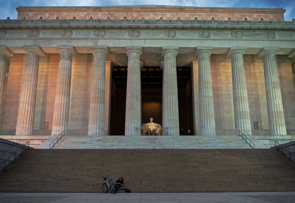 EUA amanece con parte de su Gobierno paralizado por primera vez en 17 años