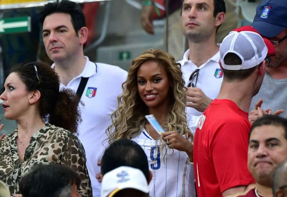 Balotelli dedica el gol ante Inglaterra a su futura esposa