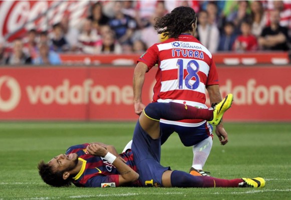 Video: Neymar llama 'hijo de p...' a jugador del Granada tras encontronazo