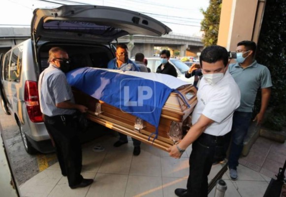 Rinden homenaje y sepultan los restos de 'Chelato' Uclés