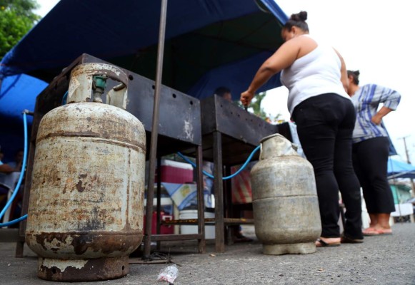 La poca precaución que tienen los vendedores de comida con los cilindros de gas puede comprometer su integridad. El sistema eléctrico de varios mercados ya no da más.