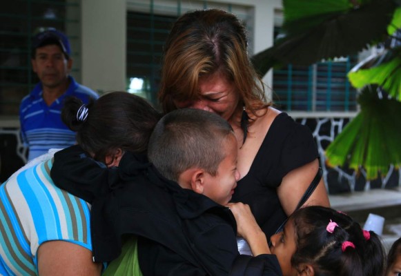 Dramático regreso de niños abandonados por 'coyotes” en México