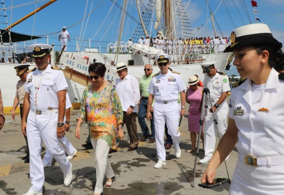 Buque de la Armada de Colombia atraca en Puerto Cortés
