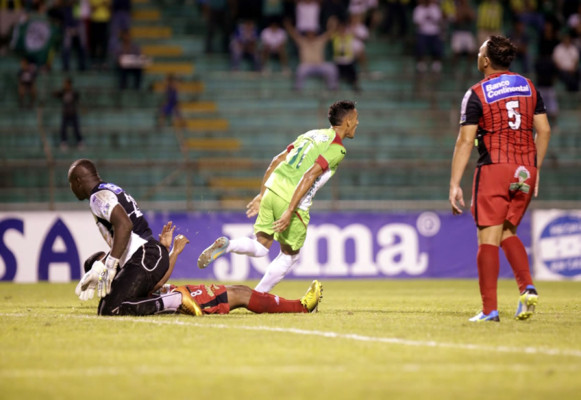 Espectacular remontada del Deportes Savio para complicar al Marathón
