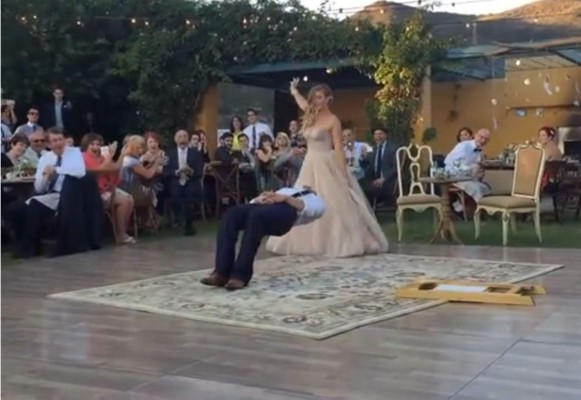 Mago realiza truco de levitación en su baile de bodas