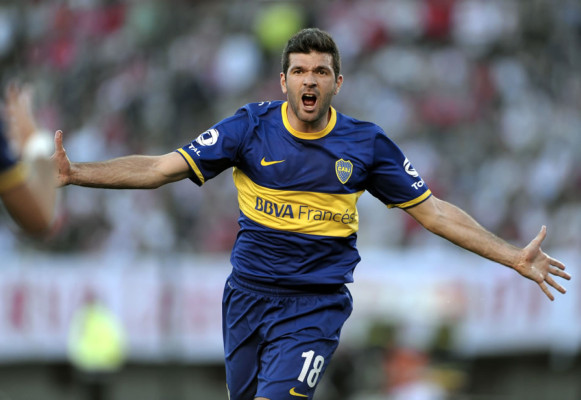 Boca Juniors se adueñó del Superclásico y da pelea por el título