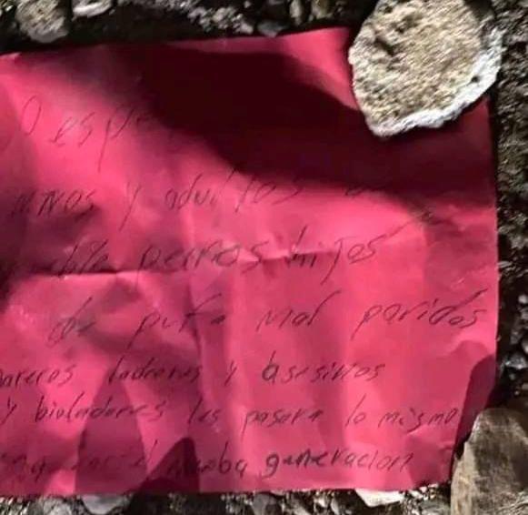 El mensaje escrito en el cartel que fue encontrado en la escena, donde ultimaron a Fredy Murcia en Azacualpa, Santa Bárbara.