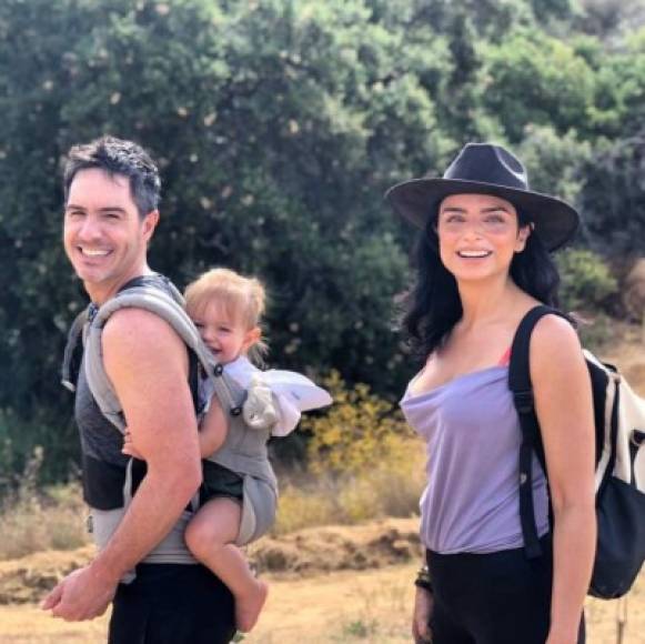 Mientras que para Aislinn Derbez, Kailani es su primera hija, para Mauricio Ochmann es la segunda, ya que el actor es padre de una adolescente producto de una relación anterior. MIRA: <a href='https://www.laprensa.hn/fotogalerias/farandula/1344109-411/hija-de-mauricio-ochmann-lorenza-sigue-creciendo-en-belleza' style='color:red;text-decoration:underline' target='_blank'>Hija de Mauricio Ochmann, Lorenza, sigue creciendo en belleza</a><br/>