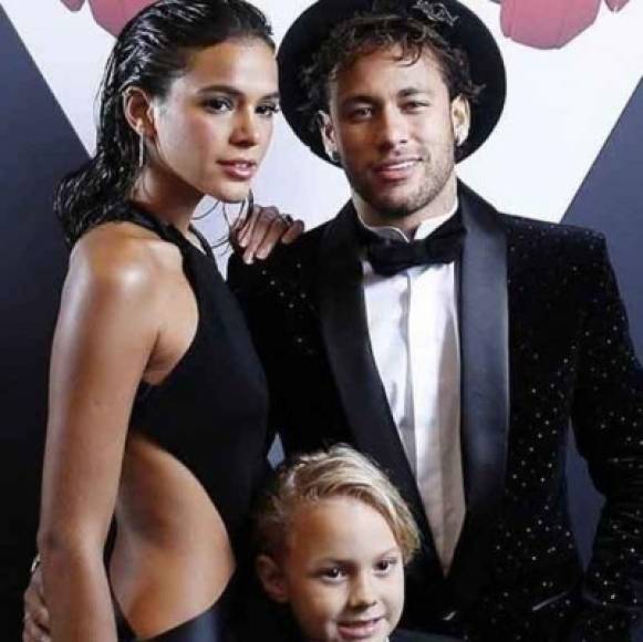 Neymar se hizo acompañar por la modelo Bruna Marquezine, confirmando de esta manera su relación sentimental con ella. Además estuvo presente su hijo.