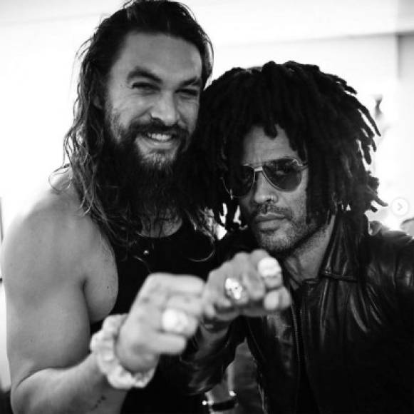 Lisa Bonet comenzó una relación con el actor Jason Momoa en 2005 y ahora tienen dos hijos. “Cuando estamos todos juntos ahora somos una gran familia feliz. Estamos bendecidos. Amo a su esposo –él es como un hermano para mí-. Y amo a los niños. Es hermoso, pero lleva trabajo”, admitió Kravitz, padre de la hija mayor de Lisa, Zoë Kravitz.