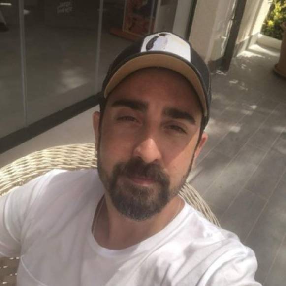 En su cuenta oficial de Instagram (alexubagoficial) cuenta con más de 423 mil seguidores, que lo siguen desde los inicios de su carrera artística.