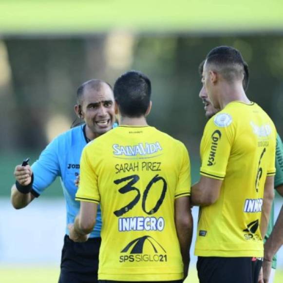El uruguayo Pablo Pirez tuvo que ser expulsado luego de una dura falta cuando ya tenía cartulina amarilla. El árbitro Óscar Moncada se equivocó al no expulsarlo.
