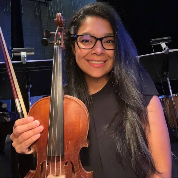 Ana Corrales, una sampedrana de 30 años apasionada por la música, también egresada de la Victoriano López. Su instrumento principal es el violín y pronto se graduará de la carrera de Music Business. 