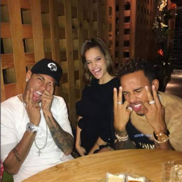 La nueva estrella del PSG, Neymar Jr, fue a una discoteca de Londres junto a Lewis Hamilton y algunas famosas modelos.