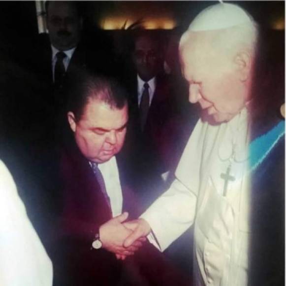 Rafael Ferrari recibiendo la bendición de San Juan Pablo II.